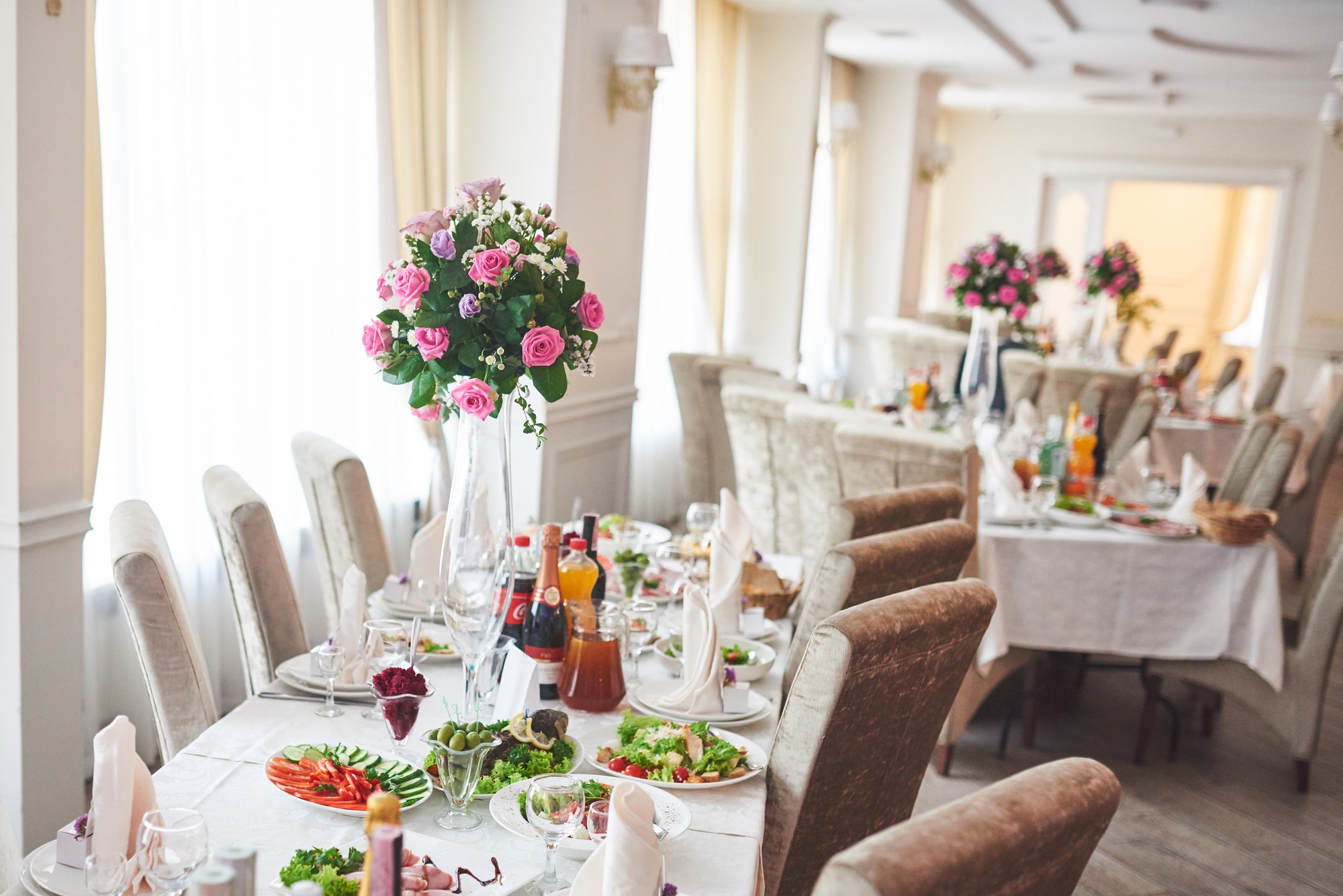 plate-at-the-wedding-table-wedding-table-settings-wedding-flower-composition-for-guests-tables.jpg